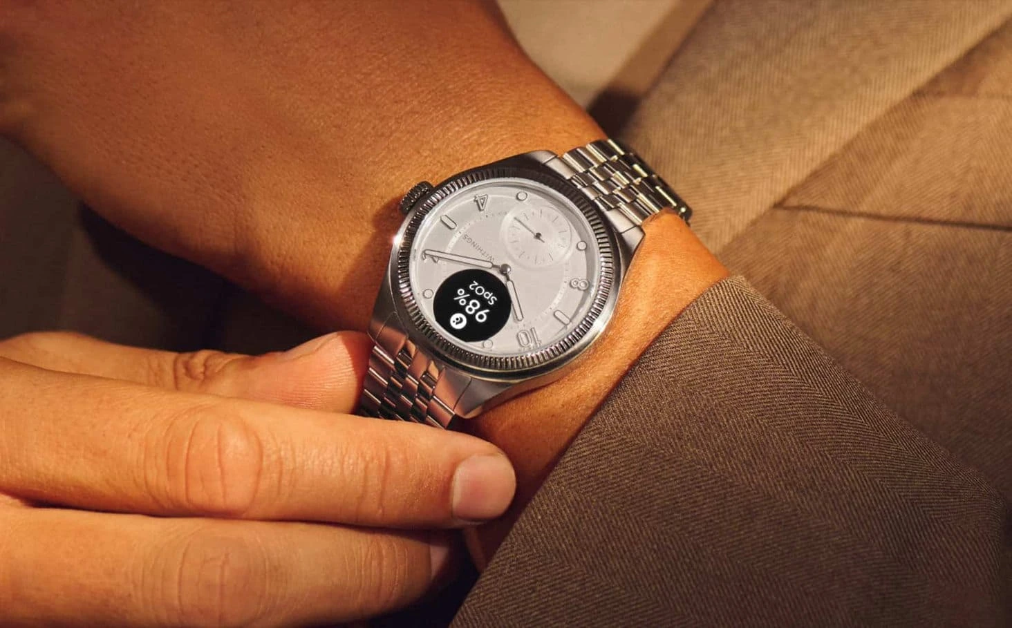 Kan Oksijen seviyesi SpO2, periferik kılcal oksijen satürasyonu anlamına gelir ve kandaki oksijen miktarının tahmini bir değeridir. Daha spesifik olarak, kandaki toplam hemoglobin miktarına kıyasla oksijenli hemoglobin yüzdesidir. Genellikle nabız, solunum hızı, kan basıncı ve vücut sıcaklığıyla birlikte beşinci hayati belirti olarak kabul edilir. Hemoglobin, kandaki oksijeni organlarınıza taşıyan bir proteindir. Kırmızı kan hücrelerinin içinde bulunur ve onlara kırmızı rengini verir. Oksijen organlarımıza ulaştığında, hücrelerimizin çalışmasını sağlayan yakıt görevi görür. Nasıl ölçülür? SpO2, vücuda herhangi bir alet sokulmasını gerektirmeyen, dolaylı ve invaziv olmayan bir yöntem olan nabız oksimetresi ile ölçülebilir. Bilekteki kan damarlarını veya kılcal damarları yansıtan bir ışık dalgası yayıp emerek çalışır. Oksijen açısından zengin kan, kızılötesi ışığı oksijen açısından fakir kandan daha iyi emer. Oksijen açısından fakir kan, kırmızı ışığı oksijen açısından zengin kandan daha iyi emer. Bu nedenle venöz kan, arteriyel kandan daha koyu renktedir. ScanWatch Nova Brilliant Edition, bilekteki kan damarlarında kırmızı ve kızılötesi yansımaları yayan ve ölçen PPG (fotopletismografi) sensörü adı verilen çok dalga boylu bir sensör kullanır. Algoritma daha sonra SpO2 değerini hesaplamak için her dalga boyundaki yansımayı karşılaştırır.