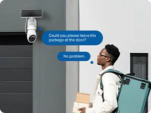 Kamera üzerinde yer alan dahili mikrofon ve hoparlör sayesinde kapıya gelen kişilerle anında iletişim kurabilirsiniz. Örneğin bir kuryeye paketi nereye bırakacağını söyleyebilir veya misafirlerinize kapıya yönlendirme yapabilirsiniz. İki yönlü ses, güvenlik ve konforu aynı anda sunar ve uzaktayken dahi evinizle iletişim kurmanızı sağlar.