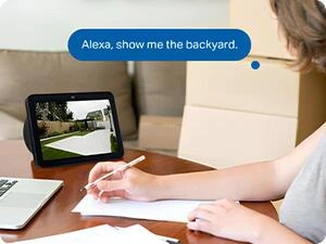 Kamera, Amazon Alexa ile uyumludur. “Alexa, arka bahçeyi göster” gibi bir komut verdiğinizde görüntü anında cihazınıza aktarılır. Elleriniz meşgulken, uzaktan kontrol sağlamak istediğinizde veya evinizin farklı noktalarını hızlıca görüntülemek istediğinizde sesli kontrol büyük kolaylık sağlar.