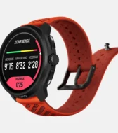 Aynı model beyaz zemin üzerinde, ekran parlaklığı ve tasarım detaylarını gösterecek şekilde sunulmuştur. Geniş AMOLED ekran, kontrast seviyesi ve okunabilirliği ile dikkat çeker.