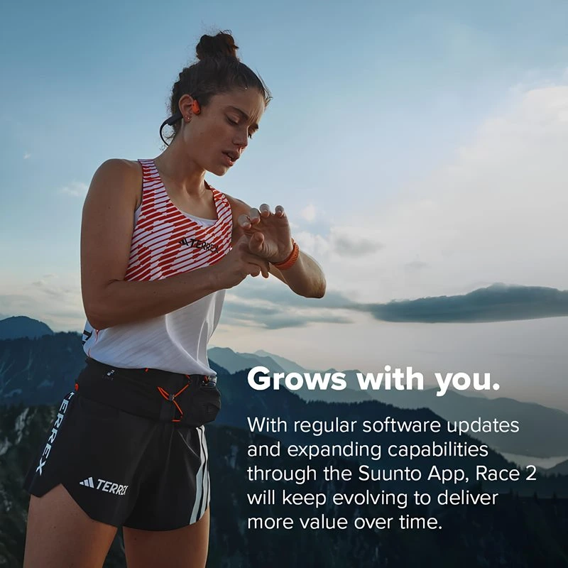 teknobinglobal-suunto-race-2-coral-orange-perspective-quarter-230b Ekranda renkli topoğrafik harita ve rota yönlendirmesi görünür. Bu görsel, cihazın GPS navigasyon yeteneklerini ve 3 boyutlu harita detaylarını vurgular.