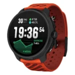 Suunto Race 2 Coral Orange modeli ön yüzden görünmektedir. AMOLED ekranında antrenman süresi ve egzersiz verileri net şekilde okunur. Siyah gövde ile turuncu silikon kayış kombinasyonu, cihazın sportif ve dayanıklı karakterini vurgular.