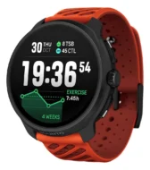 Suunto Race 2 Coral Orange modeli ön yüzden görünmektedir. AMOLED ekranında antrenman süresi ve egzersiz verileri net şekilde okunur. Siyah gövde ile turuncu silikon kayış kombinasyonu, cihazın sportif ve dayanıklı karakterini vurgular.