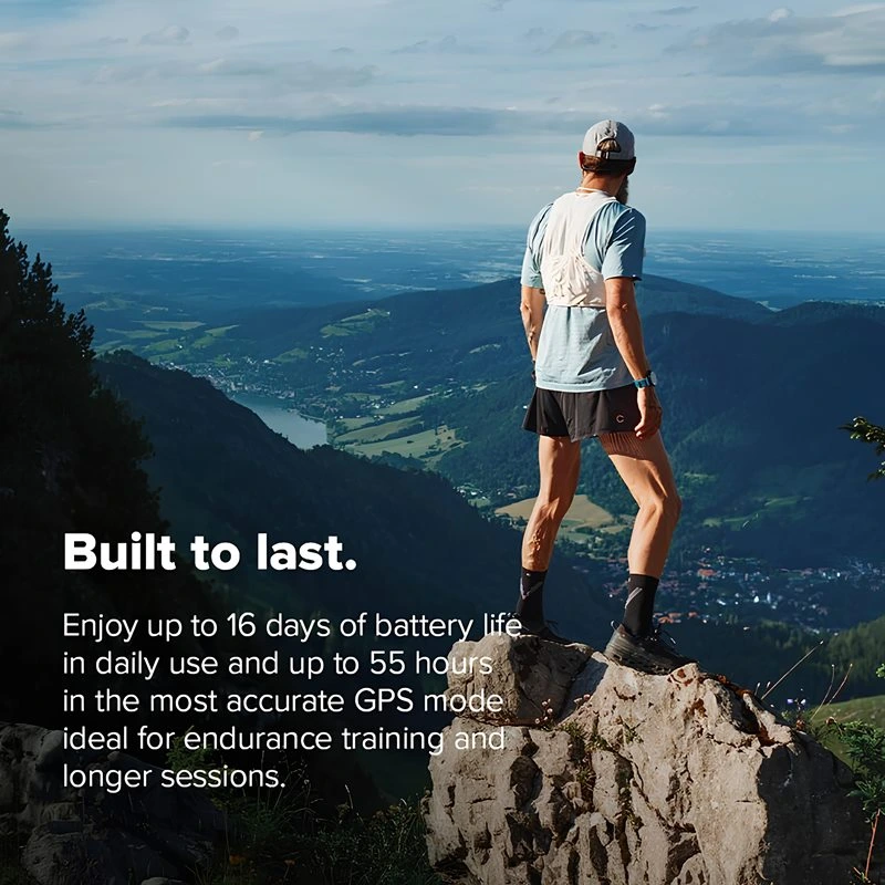 teknobinglobal-suunto-race-2-coral-orange-perspective-quarter-230y Dağ manzarasına karşı duran sporcu, Suunto Race 2 akıllı saatini bileğinde taşımaktadır. “Built to last” temalı bu görsel, cihazın 16 güne kadar günlük pil ömrü ve 55 saatlik GPS kullanım süresiyle dayanıklılık antrenmanları için tasarlandığını vurgular.