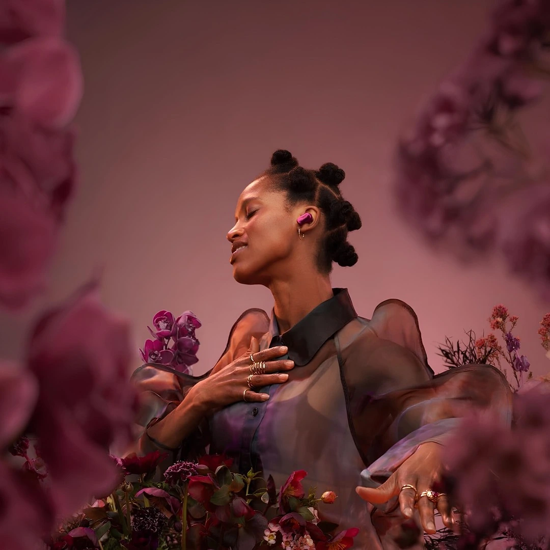 bose-quietcomfort-ultra-2nd-generation-tkf7m3ylvs896637eu-teknobincom-112026-3 Bose QuietComfort Ultra 2. nesil bluetooth kulaklık bordo renk kulakta kullanım yaşam tarzı görseli