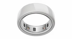 oura ring 4 seramik akıllı yüzük sensör yerleşimi yakın plan ürün detayı
