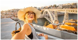 köprü ve şehir manzarasında selfie çeken kadın 32mp ön kamera ile net portre örnek çekimi