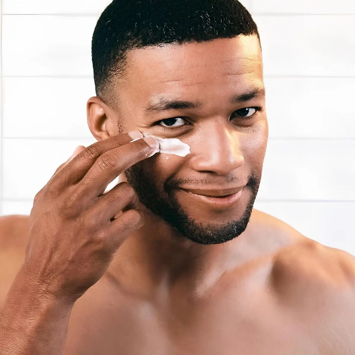 brickell-erkek-goz-alti-kremi-14ml-dogal-bakim-teknobincom-2026-5 Erkek kullanıcı göz altına Brickell krem uygulama yakın plan