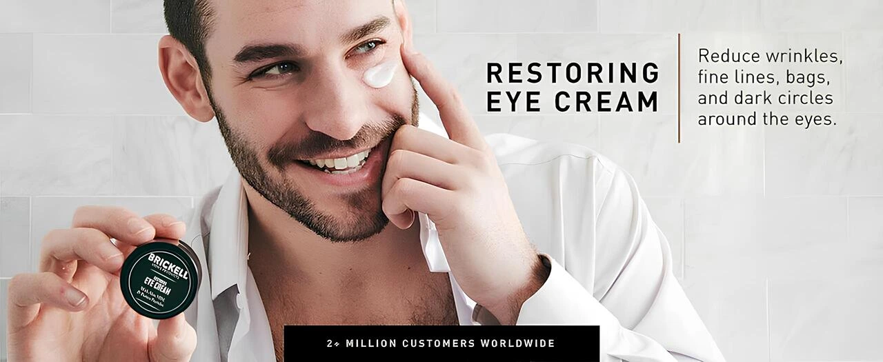 Erkek kullanıcı göz altına Brickell krem uygularken ürünü elinde tutuyor