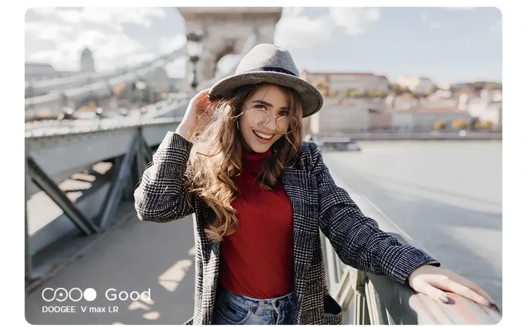 DOOGEE V Max LR ile çekilmiş portre fotoğrafı, şehir arka planında doğal renkler