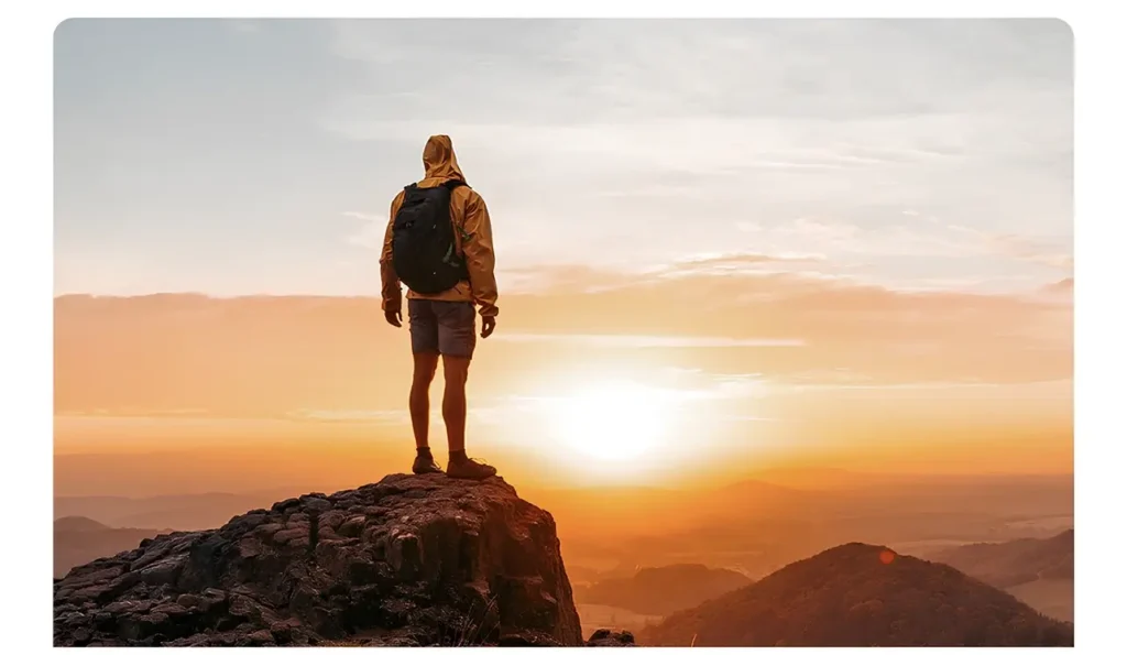 DOOGEE V Max LR ile çekilmiş zirvede duran doğa yürüyüşçüsü fotoğrafı, gün doğumunda manzara ve siluet detayı +hdr özelliği
