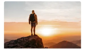 DOOGEE V Max LR ile çekilmiş zirvede duran doğa yürüyüşçüsü fotoğrafı, gün doğumunda manzara ve siluet detayı +hdr özelliği