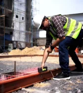 doogee v max lr lazer mesafe ölçer özelliği şantiye ortamında ölçüm yaparken kullanım gösterimi