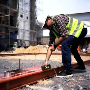 doogee v max lr lazer mesafe ölçer özelliği şantiye ortamında ölçüm yaparken kullanım gösterimi