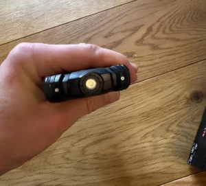 Hammer H Power Plus LTE rugged telefon alt kısmındaki LED el feneri yakın plan gerçek ürün görünümü