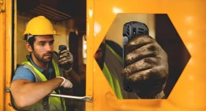 Eldivenli işçinin Hammer H Power Plus LTE rugged telefonu elde tutarak kullanması