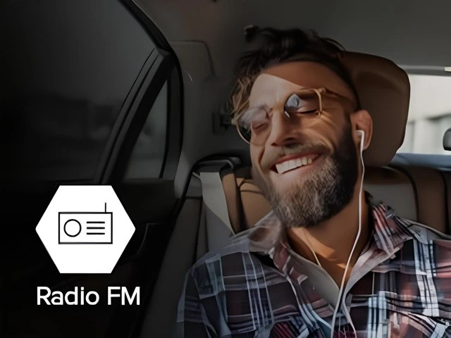 Araç içinde kulaklıkla müzik dinleyen kişinin FM radyo özelliğini temsil eden kullanım görseli