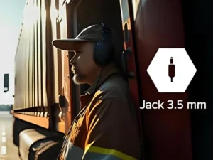 Araç içinde kulaklıkla müzik dinleyen kişinin FM radyo özelliğini temsil eden kullanım görseli