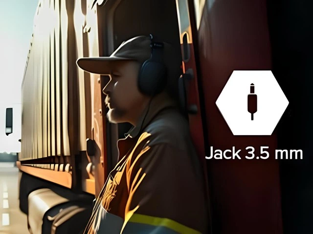 Araç içinde kulaklıkla müzik dinleyen kişinin FM radyo özelliğini temsil eden kullanım görseli