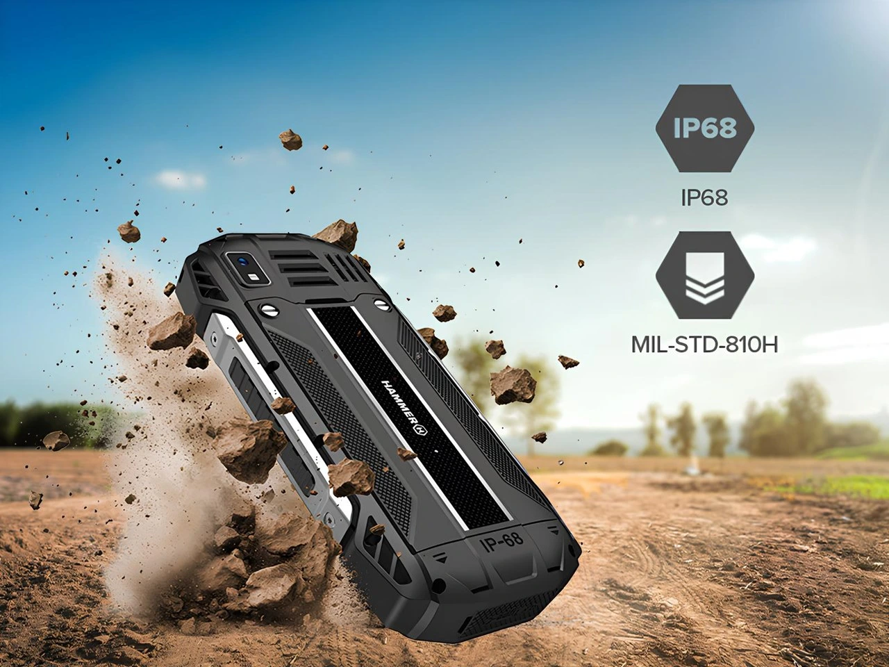 Hammer H Power Plus LTE rugged telefonun toprak zemine düşüş ve IP68 ile MIL-STD-810H dayanıklılık vurgulu görseli