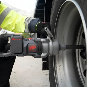 Ingersoll Rand W9691 1 inç akülü darbeli somun sıkma ile kamyon tekerlek bijonu sökme uygulaması