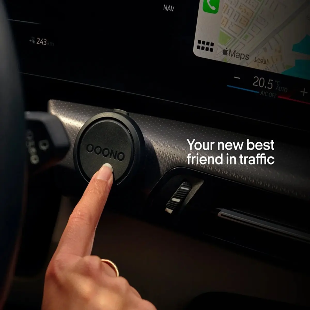 ooono-no2-yardimci-surucu-hiz-uyari-carplay-android-auto-ledekran-teknobincom-2026-07 ooono no2 araç konsolunda kullanım parmakla dokunma sahnesi