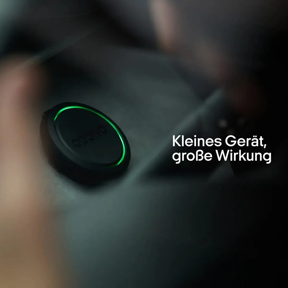 ooono-no2-yardimci-surucu-hiz-uyari-carplay-android-auto-ledekran-teknobincom-2026-08 ooono no2 araç koltuğu üzerinde yeşil led ışıklı cihaz GÖRSELİ