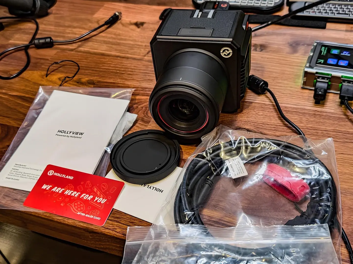 Hollyland VenusLiv Air 4K canlı yayın kamerası kutu içeriği, HDMI kablo, lens kapağı, kullanım belgeleri ve Hollyland aksesuarları Teknobin.com tarafından çekilmiş gerçek ürün fotoğrafı