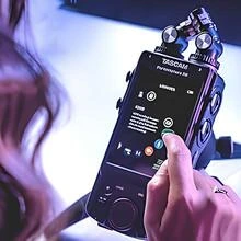 Tascam Portacapture X8 dokunmatik ekran arayüzü ile taşınabilir profesyonel saha kayıt cihazı kullanım sahnesi