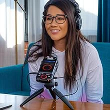 Tascam Portacapture X8 podcast ve röportaj kayıtları için tripod üzerinde kullanılan taşınabilir ses kayıt cihazı