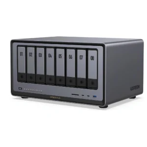Ugreen NASync DXP8800 Plus 8 bay NAS cihaz ön görünüm disk yuvaları ile