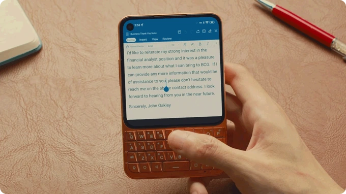 Unihertz Titan 2 Elite QWERTY klavye ile metin yazma e-posta düzenleme akıllı telefon kullanım sahnesi
