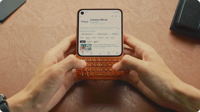 Unihertz Titan 2 Elite Mouse Mode QWERTY klavye ile imleç kontrolü akıllı telefon kullanım sahnesi