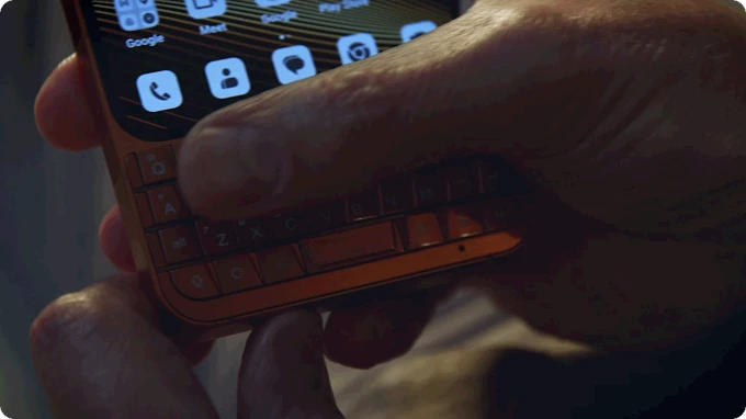 Unihertz Titan 2 Elite QWERTY klavye arka aydınlatma gece kullanım tuş aydınlatma detayı