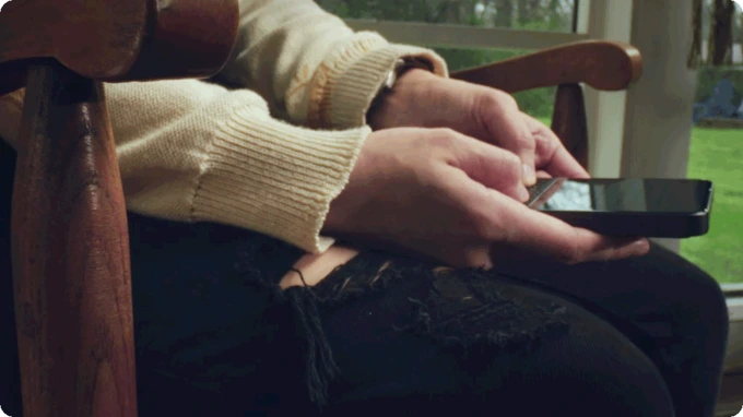 Unihertz Titan 2 Elite elde kullanım QWERTY klavyeli akıllı telefon günlük kullanım sahnesi