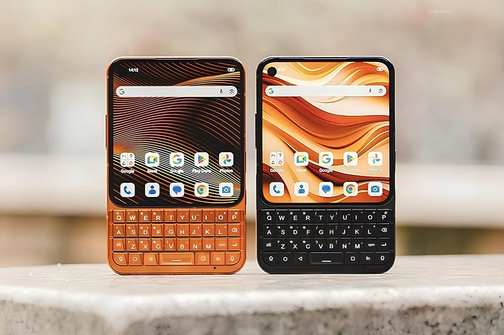 Unihertz Titan 2 Elite fiziksel QWERTY klavyeli akıllı telefon siyah ve turuncu renk seçenekleriyle ön görünüm