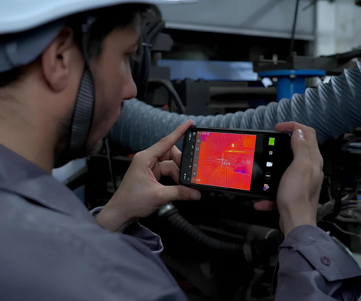 8849 Tank 5 Pro endüstriyel tesiste FLIR termal kamera ile anlık sıcaklık denetimi ve analizi